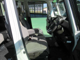 運転席は、大きな座面と包み込むような背もたれが、ドライバーの身体全体をしっかり支えます。上質なシート素材と座り心地のよいクッションを採用し、長時間の運転やコーナーの多い道も快適です。