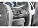 【レーダークルーズコントロール(追従機能付)】アクセルを踏まなくても、車間制御モードは、先行車に合わせた追従走行を行い、自動的に加速・減速・停止をします。定速制御モードは、一定の車速で走行できます