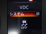 【横滑り防止】ハンドル操作や滑りやすい路面を走行中、横滑りを感知すると自動的に車両の進行を保つよう制御!