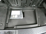 スペアタイヤレス車です。応急セットを搭載しております。