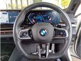 BMWエンブレムが際立つマルチファンクション・スポーツ・レザー・ステアリングホイール。触り心地が滑らかで運転も楽々♪