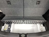 トランクフロアボードの下には万が一に備えてパンク修理キットとジャッキがあります。中央にブトランクも付いて便利です。