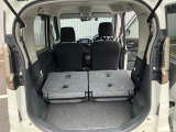 後席を全て倒して、荷物専用のスペースにした状態です。これなら長いものも積めますし、ご旅行や趣味に活用できますね。