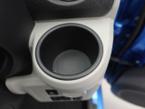 カップホルダーは運転席や助手席からちょうど手の届く位置です!!