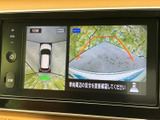 後方の映像に加えて車両周辺の様子も確認でき、駐車時の安全確認をサポートします。画面には目安となるガイド線も表示され、周囲を確かめながら操作したい場面に便利です。