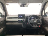 【前方視界】開放的な前方視界!運転がしやすく疲れにくいです♪窓が大きく、見通しがとっても良いおクルマですよ♪
