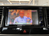 映像が表示されるモニターを備えており、停車中にテレビ番組を視聴できます。画面上に番組内容が表示され、車内での待ち時間などにも活用できる装備です。ぜひご検討ください。