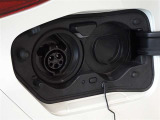 運転席後方に充電用差込口があります。