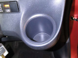 運転席にカップホルダーを装備しております。