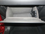 シンプルなデザインのグローブボックス。車検証などを収納しておくことが出来ます。