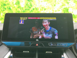 テレビ番組を表示できる画面を備えており、停車中の待ち時間も映像を見ながら過ごせます。音量調整ボタンも画面下にまとまり、停車時に手元で操作しやすい配置です。