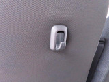 シートバック荷物フック。手荷物をサッとかけたり、車内の置き傘やボックスティッシュの吊るし収納としても便利にお使いいただけます。