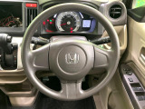 インテリアに合わせたデザインのステアリングは、運転される方のことも考え、運転しやすい形状、大きさです。是非一度、実際に触ってお確かめください。