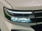 対象物が見やすく白く明るい光で夜間走行をサポートするフルLEDヘッドランプ(サイドビューランプ、クリアランスランプ、オートレベリング機能付き)を装備
