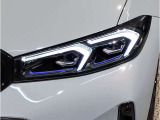 【LEDヘッドライト】先進のLEDテクノロジーを採用。放射される白色光の周波特性は太陽光に近く、バイキセノン・ヘッドライトを上回るコントラストで更に明るく輝きます!