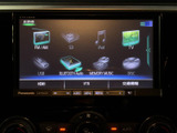 FM・AMや音楽再生など、複数の音源を画面から選べるオーディオです。普段よく使うメディアを選びやすく、通勤や休日のお出かけなど、車内で過ごす時間を快適に演出します。