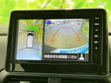 車両周辺を複数の角度から確認でき、駐車時や狭い場所での取り回しをサポートします。画面内には進行方向の目安も表示され、目視と合わせて周囲の安全確認をしやすい装備です。