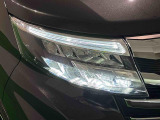 対象物が見やすく白く明るい光で夜間走行をサポートするフルLEDヘッドランプ(ロー/ハイビームオートレベリング機能付き・クリアランスランプ・ポジション・ターン付)を搭載