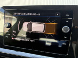 障害物との距離をセンサーで検知するパークディスタンスコントロール。音とディスプレイ表示で駐車時の安心感を高めます。