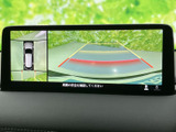 車両周囲を複数の視点で確認できる画面を備え、駐車時や狭い場所での周囲確認をサポートします。画面内の案内表示もあり、状況を把握しやすい装備です。