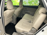 後席は座面にゆとりがあり、明るい色合いのシートが車内に穏やかな印象を添えています。前席との間にも足元のスペースが確保され、同乗者がくつろぎやすい配置です。