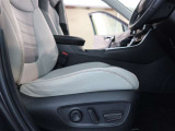 パワーシート搭載。微妙な調整が手軽にでき、ピッタリなポジションで運転することが可能です。