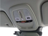 ルーフにあるボタンは、車両が始動しない場合、パンクした場合、または事故に遭った場合などの緊急時に支援の要請に使用できるため、安心感を高めることができます。