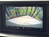 【バックカメラ】駐車時に後方がリアルタイム映像で確認できます。大型商業施設や立体駐車場での駐車時や、夜間のバック時に大活躍!運転スキルに関わらず、今や必須となった装備のひとつです!