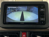 バックモニターで、後方を確認しながら安心して駐車することができます。※カメラが映し出す範囲は限られています。必ず車両周辺の安全を直接確認してください。