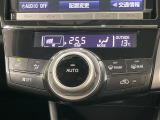 【オートエアコン】一度お好みの温度に設定すれば、車内の温度を検知し風量や温度を自動で調整。暑い&hellip;寒い&hellip;と何度もスイッチ操作をする必要はありません。快適な車内空間には必須の機能ですね♪