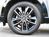 ★左前タイヤ★ブラックのホイールが映えます!225/50R18インチでタイヤの溝は、6mmございます。