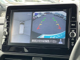 後方映像に加えて車両周辺の状況も画面で確認でき、駐車時の安全確認をサポートします。目安となるガイド表示もあり、後退時に役立ちます。