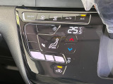【オートエアコン】一度お好みの温度に設定すれば、車内の温度を検知し風量や温度を自動で調整。暑い&hellip;寒い&hellip;と何度もスイッチ操作をする必要はありません。快適な車内空間には必須の機能ですね♪