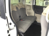 スライドドアなら狭い駐車場でもドアをぶつける心配がありません。ステップが低く乗り降りもしやすいです。