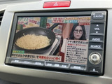テレビ映像を画面で楽しめる装備です。停車中の休憩時間などにニュースや番組を視聴でき、待ち時間も過ごしやすくなります。音量などを確認しながらご利用いただけます。