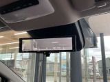 スマートルームミラーは、車両後方に設置されたカメラの映像を、ルームミラーに映し出すことで、死角をなくし、安全性を向上させることができます。また、夜間や雨天時でも、クリアな映像を映し出すことができます。