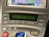 【オートエアコン】一度お好みの温度に設定すれば、車内の温度を検知し風量や温度を自動で調整。暑い&hellip;寒い&hellip;と何度もスイッチ操作をする必要はありません。快適な車内空間には必須の機能ですね♪