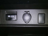 【電源コンセント】非常時やキャンプなどに役立つAC100V/100Wコンセント付きです。