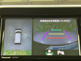 後方映像に加え、車両周辺を上から見た表示も確認できます。駐車時に周囲の状況を把握する助けとなり、画面の案内を見ながら慎重な後退をサポートします。