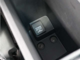 ◆アクセサリーソケット◆ドラレコの電源やスマートフォンの充電等に使用できる便利な電源ソケット!使いやすい場所に装備されています。