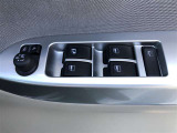 電動格納式ドアミラー付き。 狭い駐車場へ停めた時に、ボタン1つで左右のミラーをたたむ事ができます。