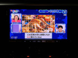 画面にテレビ番組が表示され、停車中に映像を視聴できます。休憩時間など、車内で過ごすひとときに活用できる装備です。停車時の待ち時間を有効に使いたい方にも便利です。
