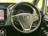 握りやすい形状で、運転席から手元のスイッチ類にも目を向けやすい配置です。視線を大きく動かさず操作でき、毎日の運転を快適にサポートします。