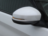 【LEDドアミラーウインカー】ドアミラーにウィンカーが付いているので、周りの車がウインカーやハザードに気付きやすくなります。右左折時や車線変更時の事故を防ぎ、安全に走行できます。