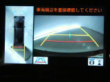 パノラミックビューモニターを装備。クルマを真上から見るように周囲を確認できます。