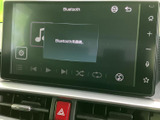 Bluetoothの設定画面から接続状況を確認でき、画面上のアイコンで各項目を選べます。音楽再生の操作がまとまっており、移動中の音源選びにも便利です。