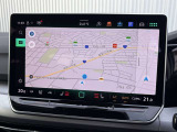 純正インフォテイメントシステム「Discover」。大型ディスプレイにナビゲーションやメディア、車両設定などを集約し、先進的で使いやすい操作性を実現しています。
