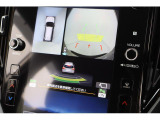 それぞれのカメラをつなぎ合わせ上から見たような画像が映し出される全周囲カメラ装備です。