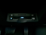 ETC車載器を装備しています。高速道路の料金所もストレスなく通行できます。すっきりとしたビルトインタイプですよ。