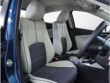 【清潔感のある運転席&助手席】隅々までクリーニングの行き届いた運転席&助手席。目立ったシミや汚れ等もございません。快適なドライブをどうぞ。
